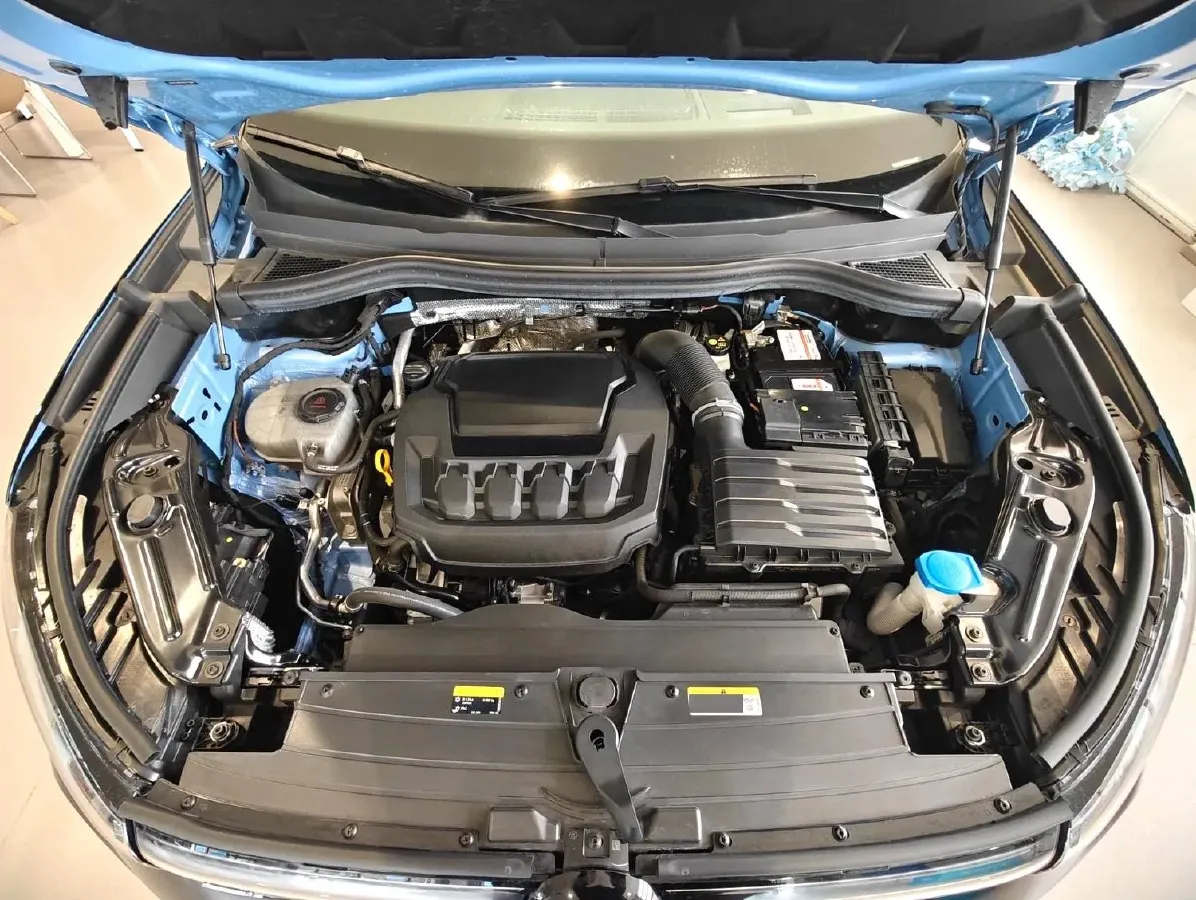 2024 Volkswagen Tiguan L 2.0T 220HP L4 7DCT,autocango,china used car exporter,china ev exporter,chinese used car exporter,chinese used ev exporter