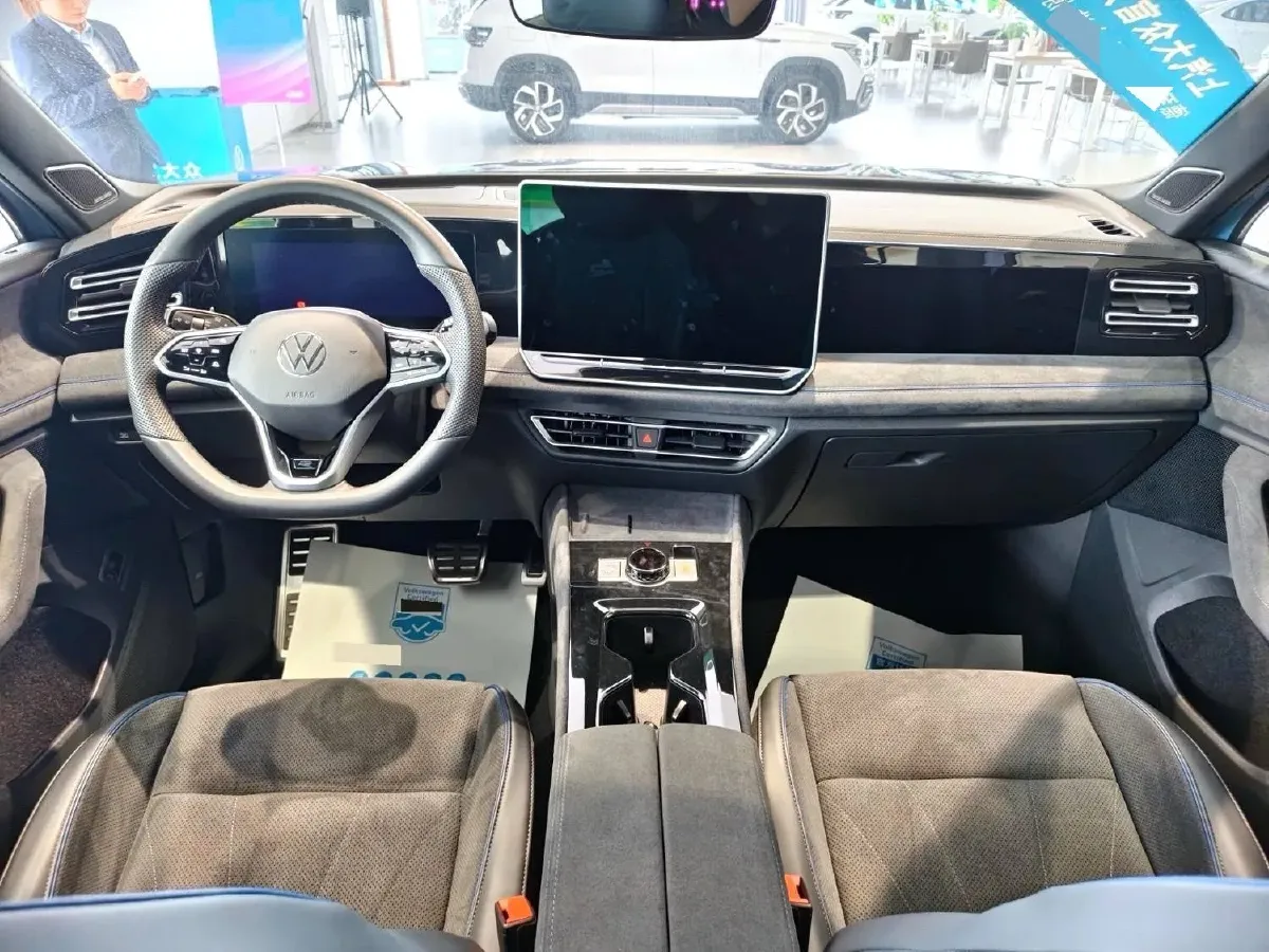 2024 Volkswagen Tiguan L 2.0T 220HP L4 7DCT,autocango,china used car exporter,china ev exporter,chinese used car exporter,chinese used ev exporter