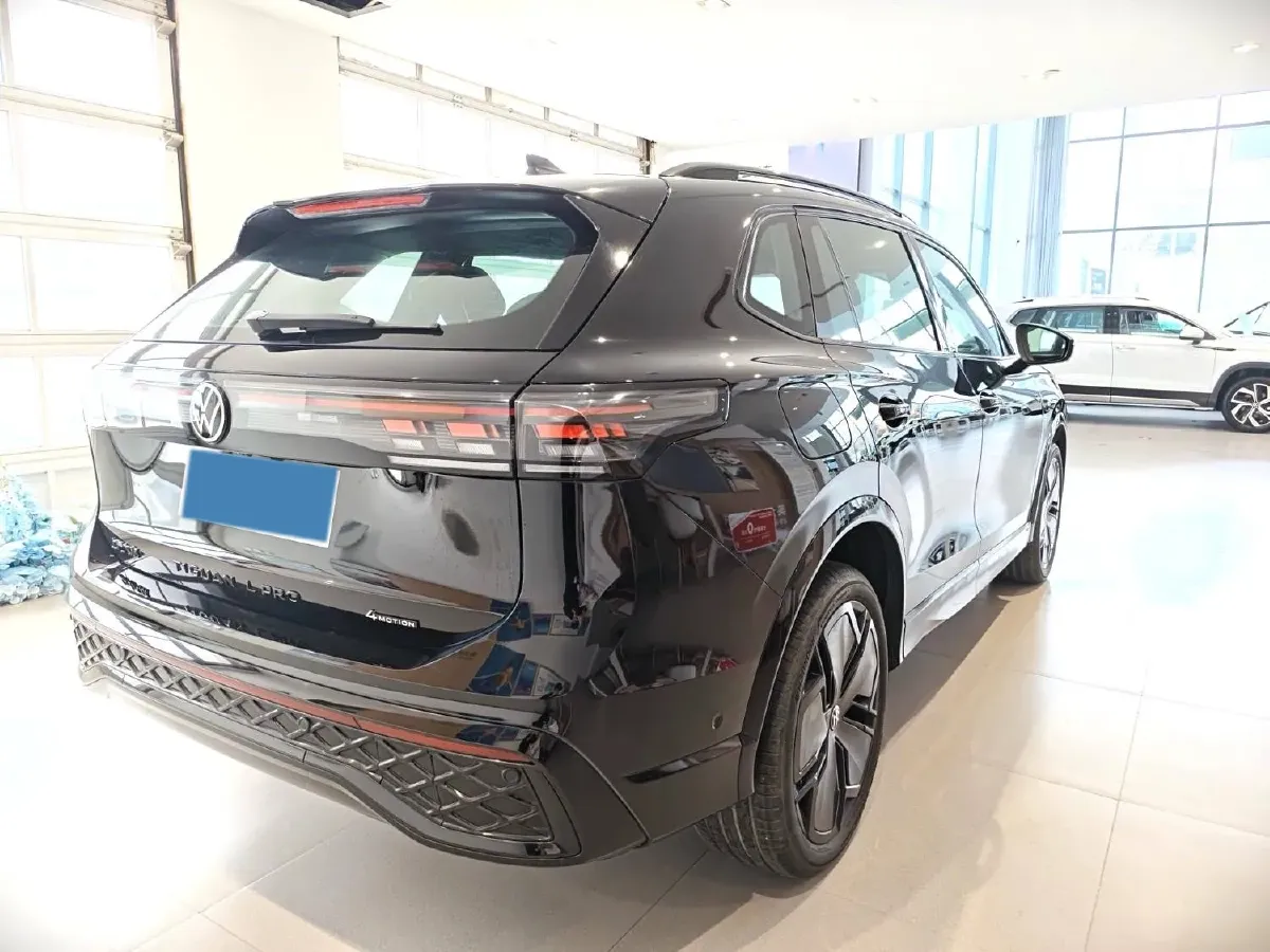 2024 Volkswagen Tiguan L 2.0T 220HP L4 7DCT,autocango,china used car exporter,china ev exporter,chinese used car exporter,chinese used ev exporter