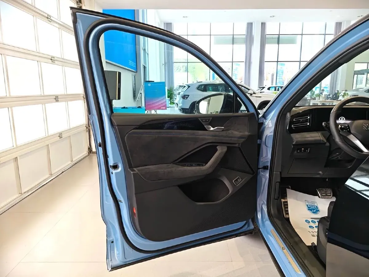 2024 Volkswagen Tiguan L 2.0T 220HP L4 7DCT,autocango,china used car exporter,china ev exporter,chinese used car exporter,chinese used ev exporter