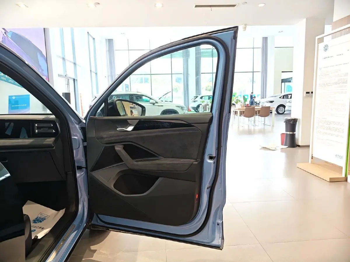 2024 Volkswagen Tiguan L 2.0T 220HP L4 7DCT,autocango,china used car exporter,china ev exporter,chinese used car exporter,chinese used ev exporter