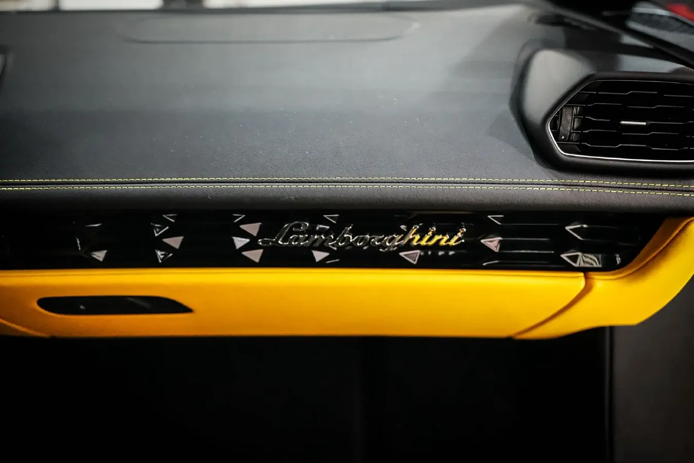 2020 Lamborghini Huracán 5.2L 611HP V10 7DCT,autocango,china used car exporter,china ev exporter,chinese used car exporter,chinese used ev exporter