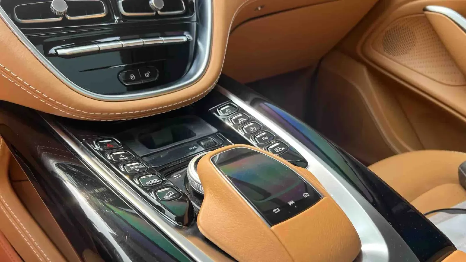 2021 Aston Martin DBX 4.0T 550HP V8 9AT,autocango,china used car exporter,china ev exporter,chinese used car exporter,chinese used ev exporter