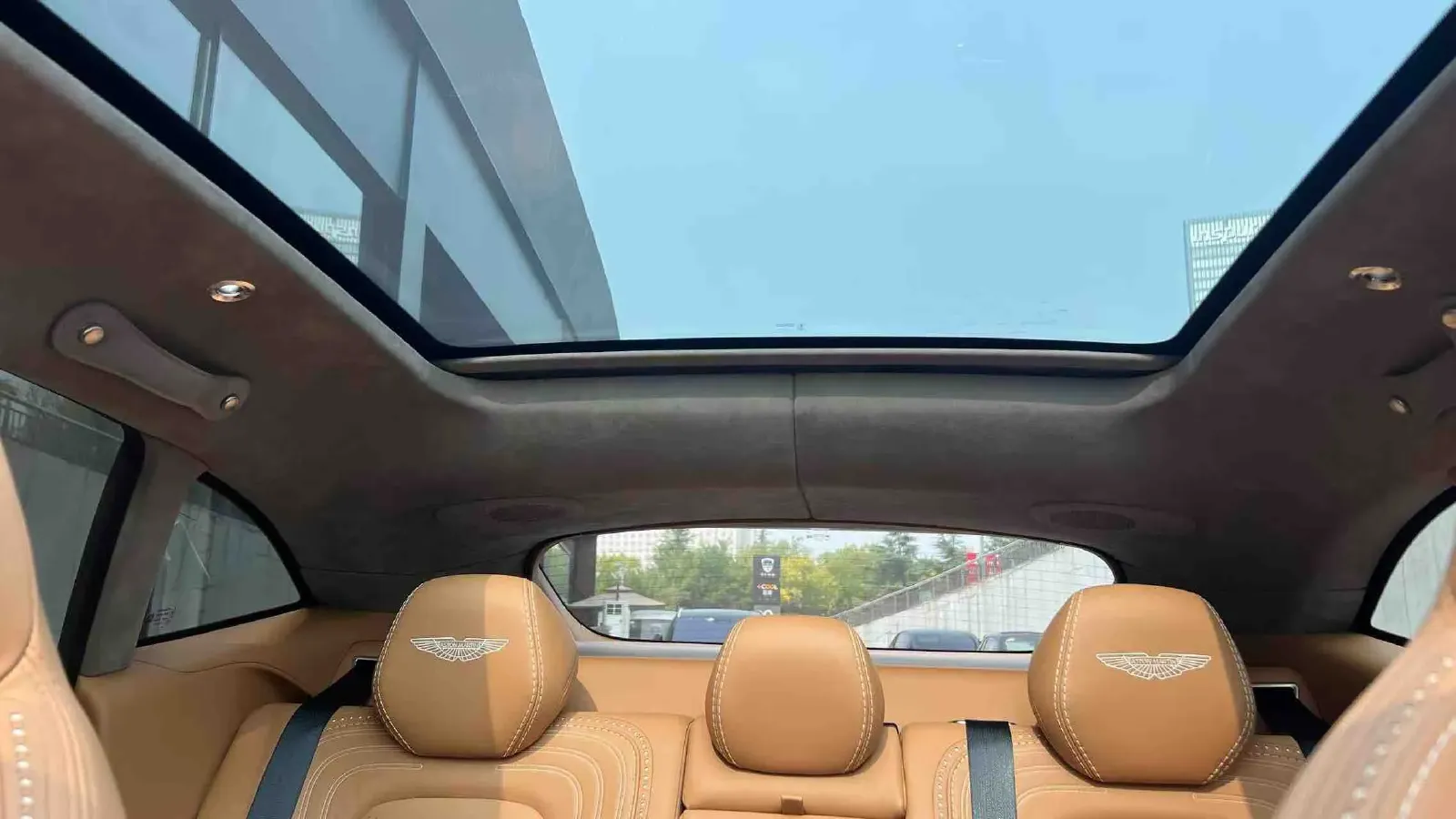 2021 Aston Martin DBX 4.0T 550HP V8 9AT,autocango,china used car exporter,china ev exporter,chinese used car exporter,chinese used ev exporter