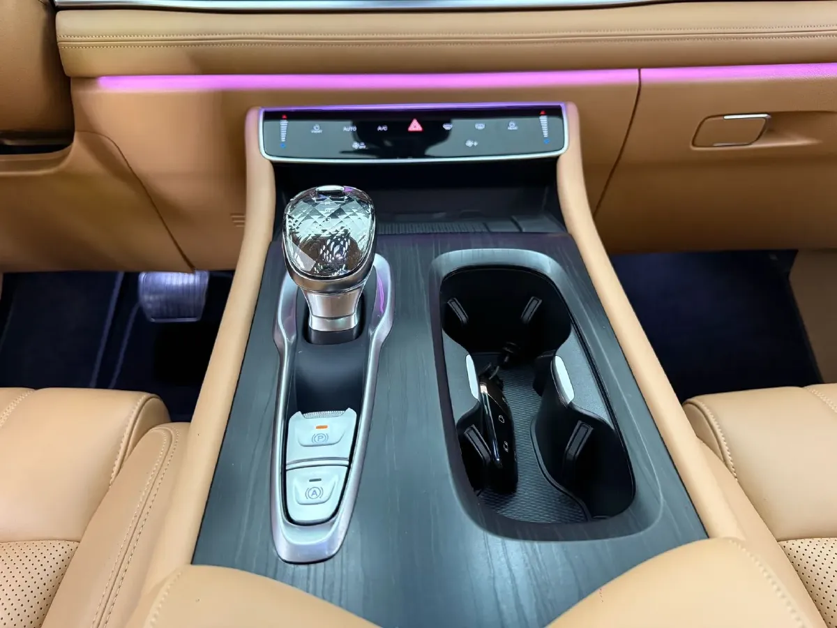 2024 Voyah Dream 1.5T 150HP L4 PHEV 43KWH,autocango,china used car exporter,china ev exporter,chinese used car exporter,chinese used ev exporter