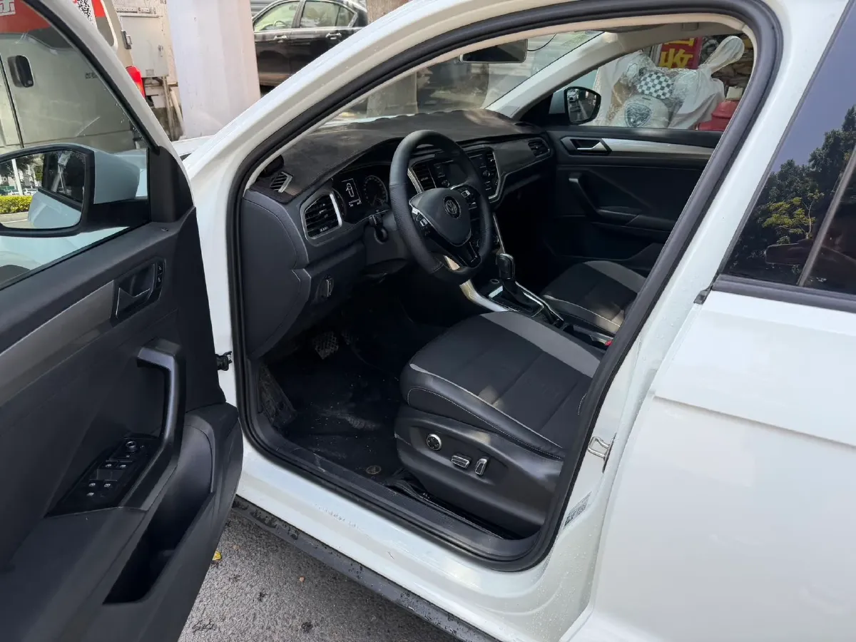 2019 Volkswagen T-Roc 1.4T 131HP L4 7DCT,autocango,china used car exporter,china ev exporter,chinese used car exporter,chinese used ev exporter