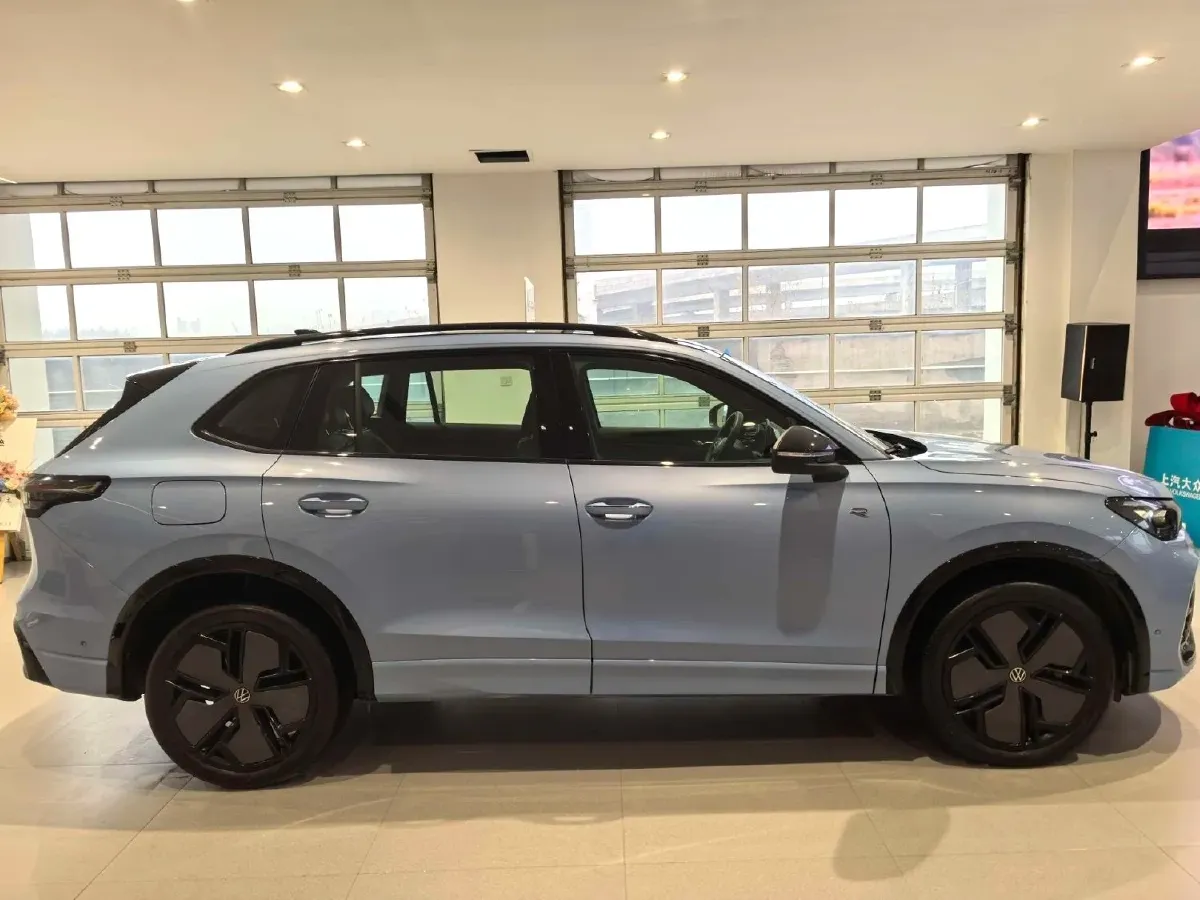 2024 Volkswagen Tiguan L 2.0T 220HP L4 7DCT,autocango,china used car exporter,china ev exporter,chinese used car exporter,chinese used ev exporter