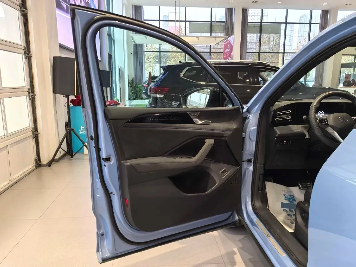 2024 Volkswagen Tiguan L 2.0T 220HP L4 7DCT,autocango,china used car exporter,china ev exporter,chinese used car exporter,chinese used ev exporter