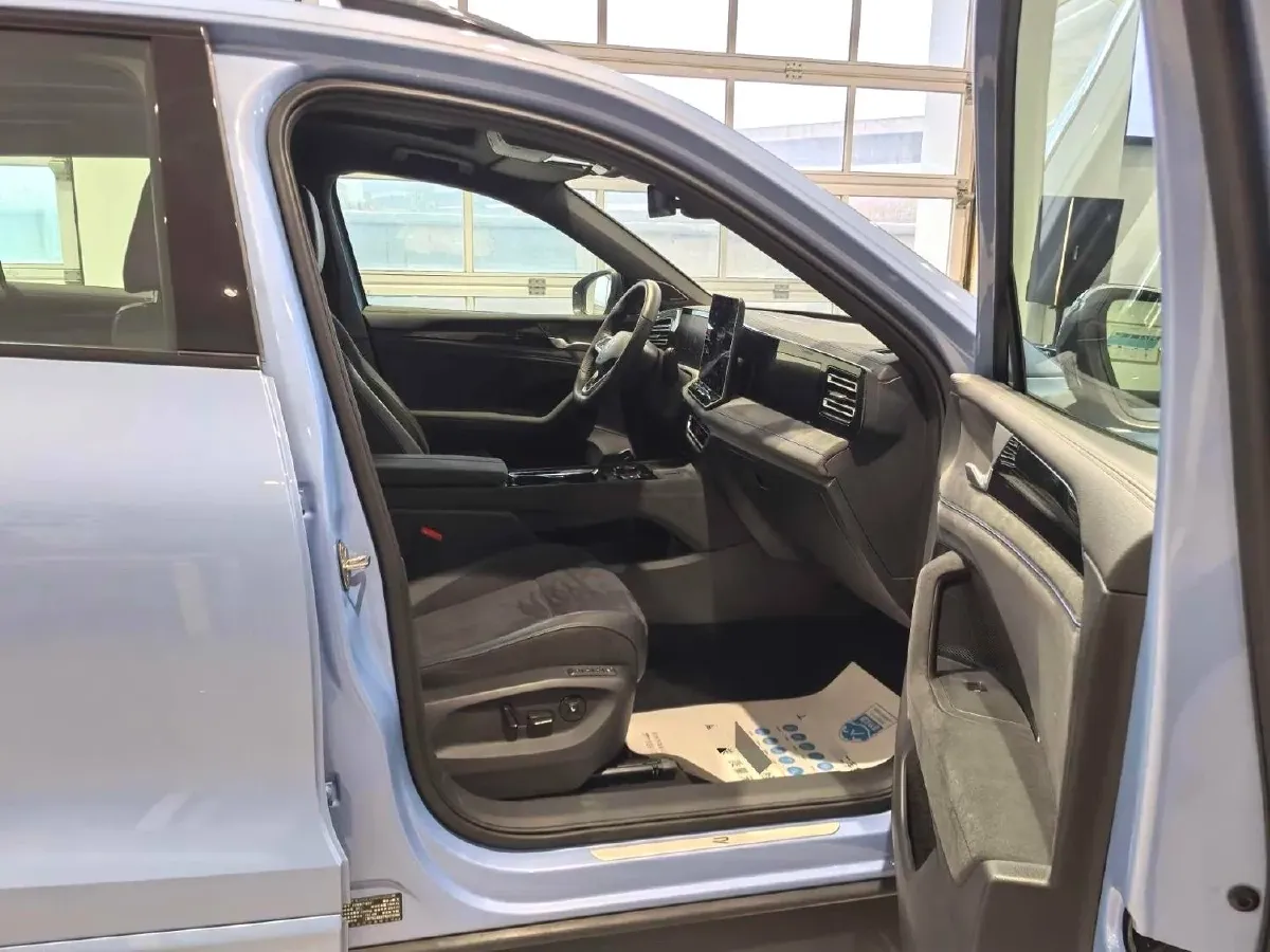 2024 Volkswagen Tiguan L 2.0T 220HP L4 7DCT,autocango,china used car exporter,china ev exporter,chinese used car exporter,chinese used ev exporter