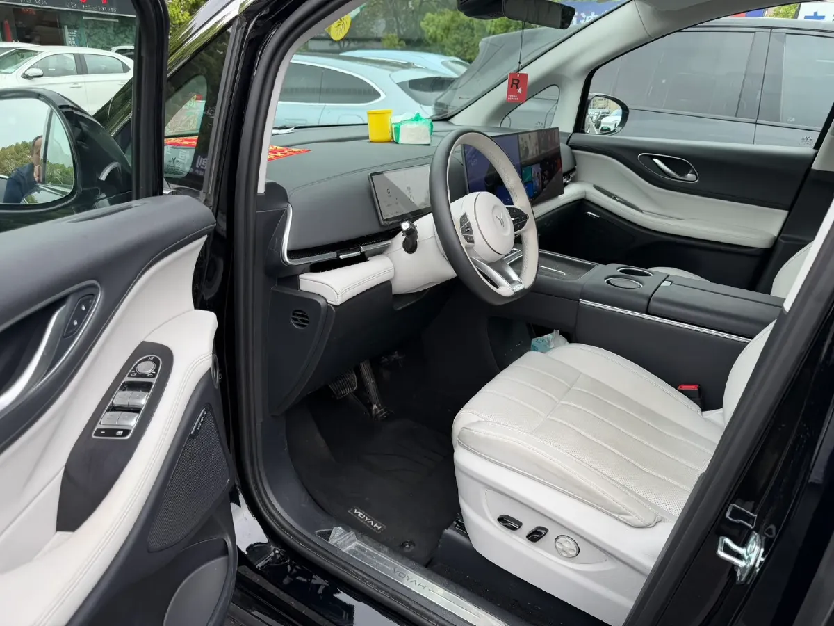 2025 Voyah Dream 1.5T 150HP L4 PHEV 41.7KWH,autocango,china used car exporter,china ev exporter,chinese used car exporter,chinese used ev exporter