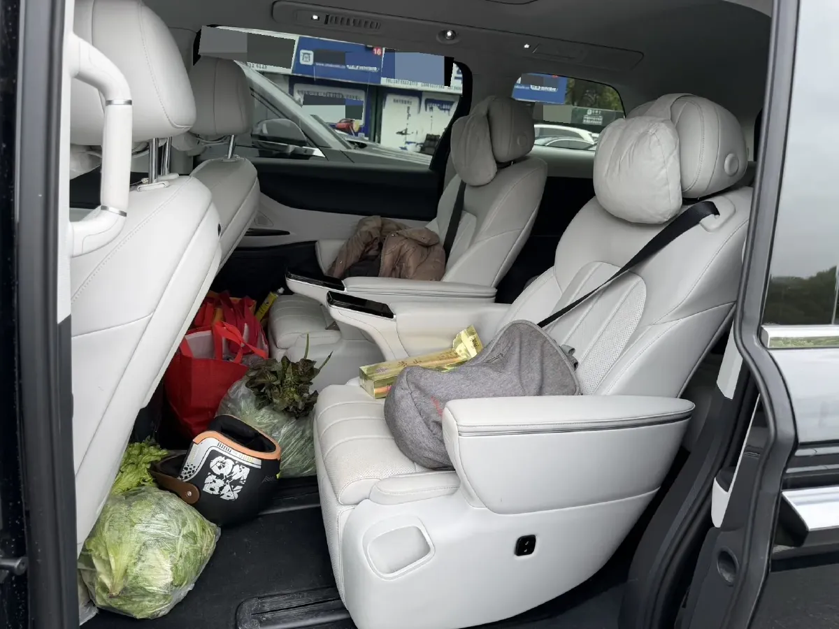 2025 Voyah Dream 1.5T 150HP L4 PHEV 41.7KWH,autocango,china used car exporter,china ev exporter,chinese used car exporter,chinese used ev exporter