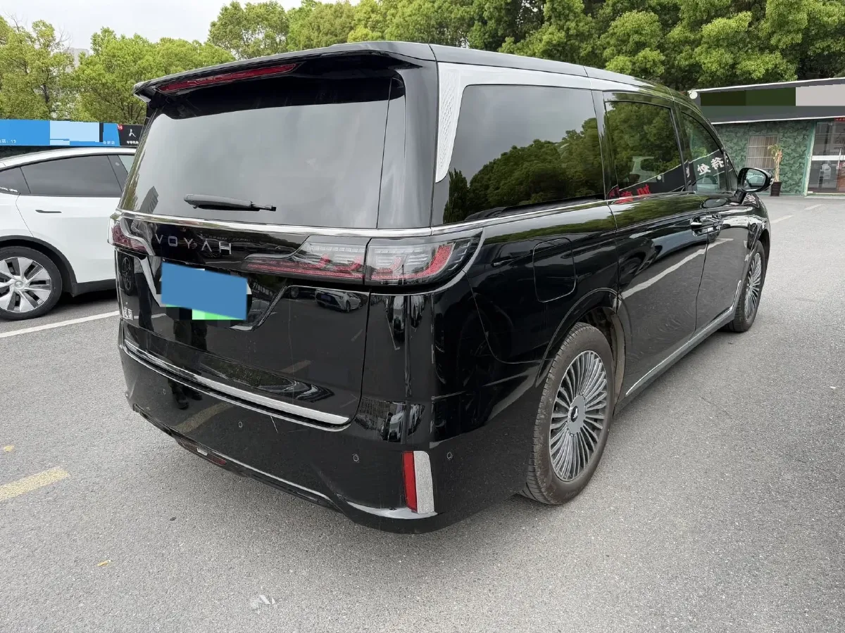 2025 Voyah Dream 1.5T 150HP L4 PHEV 41.7KWH,autocango,china used car exporter,china ev exporter,chinese used car exporter,chinese used ev exporter