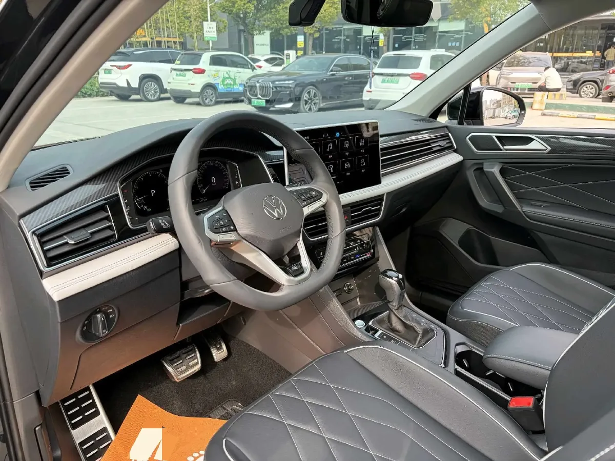 2024 Volkswagen Tiguan L 2.0T 186HP L4 7DCT,autocango,china used car exporter,china ev exporter,chinese used car exporter,chinese used ev exporter