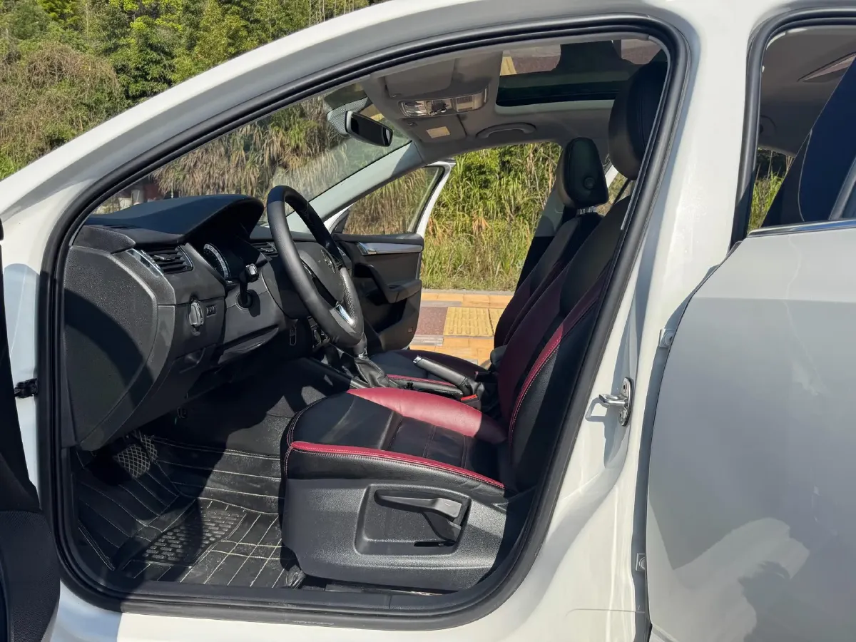 2018 Skoda Octavia 1.6L 110HP L4 6AT,autocango,china used car exporter,china ev exporter,chinese used car exporter,chinese used ev exporter