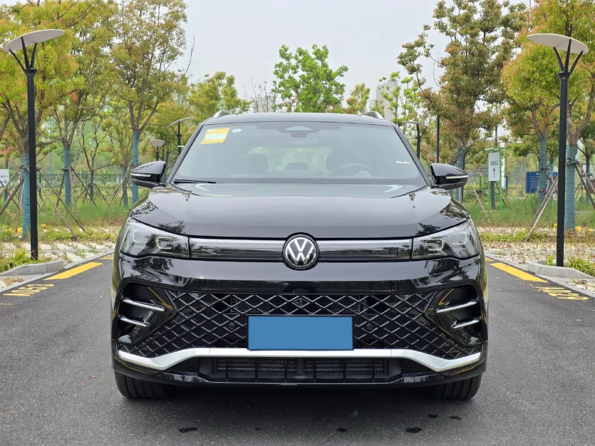 2024 Volkswagen Tiguan L 2.0T 186HP L4 7DCT,autocango,china used car exporter,china ev exporter,chinese used car exporter,chinese used ev exporter