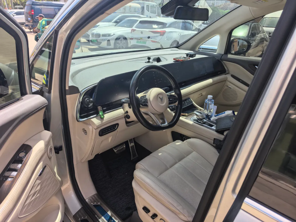 2022 Voyah Dream BEV 82KWH,autocango,china used car exporter,china ev exporter,chinese used car exporter,chinese used ev exporter