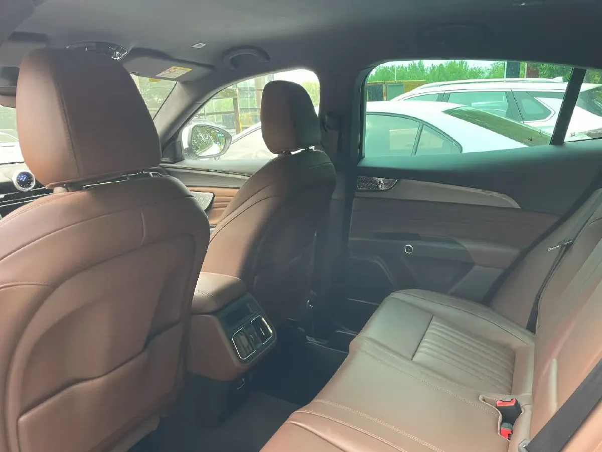 2022 Maserati Levante 2.0T 330HP L4 8AT,autocango,china used car exporter,china ev exporter,chinese used car exporter,chinese used ev exporter