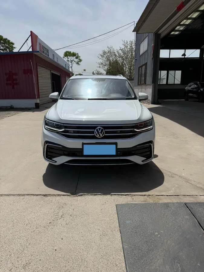 2024 Volkswagen Tiguan L 2.0T 186HP L4 7DCT,autocango,china used car exporter,china ev exporter,chinese used car exporter,chinese used ev exporter
