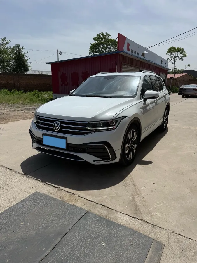 2024 Volkswagen Tiguan L 2.0T 186HP L4 7DCT,autocango,china used car exporter,china ev exporter,chinese used car exporter,chinese used ev exporter