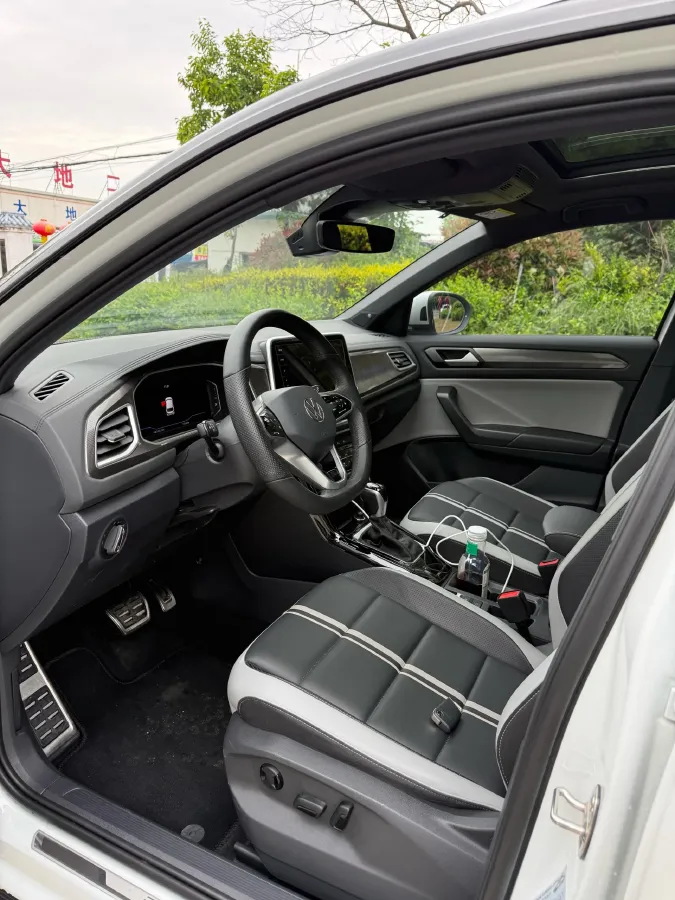 2023 Volkswagen T-Roc 1.5T 160HP L4 7DCT,autocango,china used car exporter,china ev exporter,chinese used car exporter,chinese used ev exporter