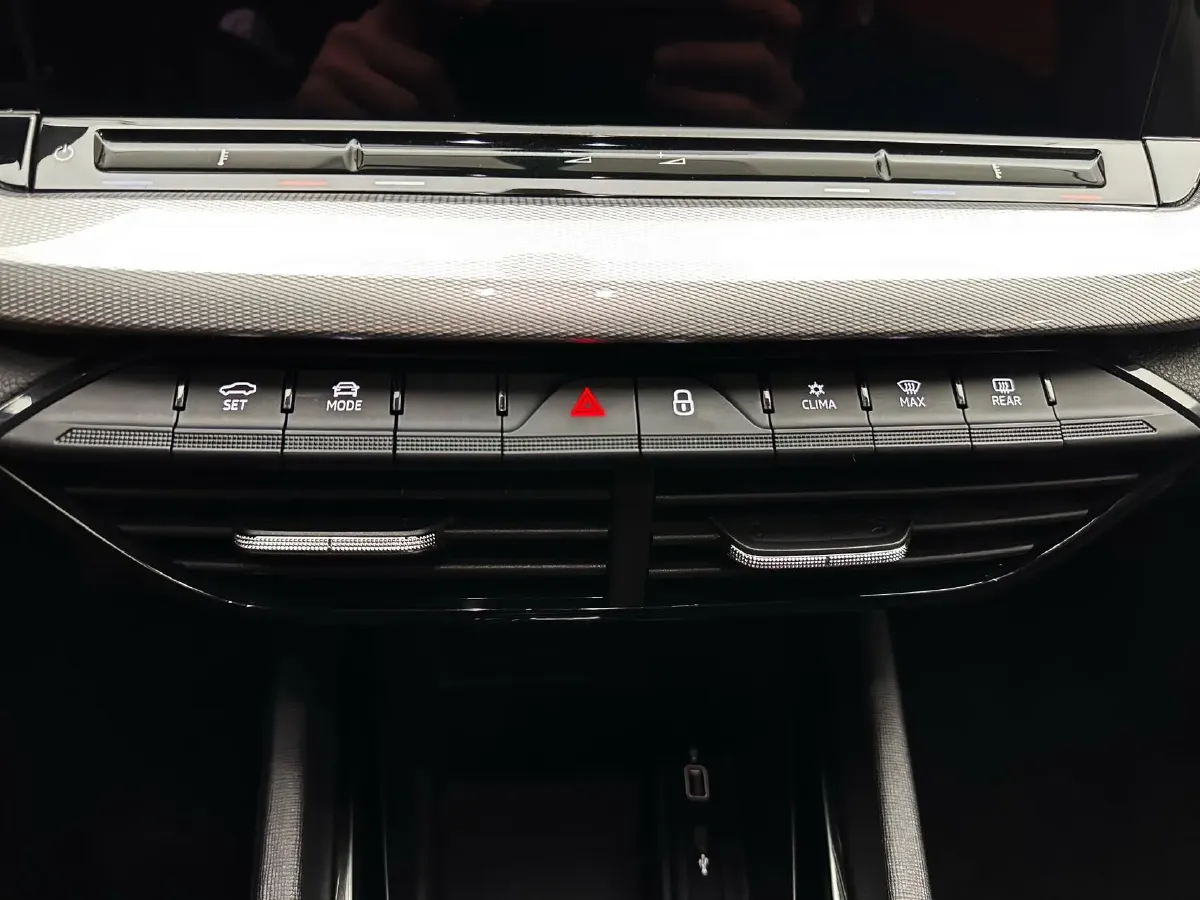 2022 Skoda Octavia 1.4T 150HP L4 7DCT,autocango,china used car exporter,china ev exporter,chinese used car exporter,chinese used ev exporter