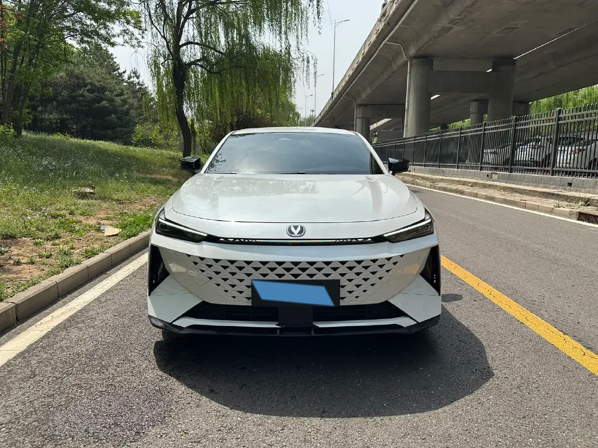 2024 ChangAn UNI-V iDD 1.5L 110HP L4 E-CVT PHEV 18.99KWH,autocango,china used car exporter,china ev exporter,chinese used car exporter,chinese used ev exporter