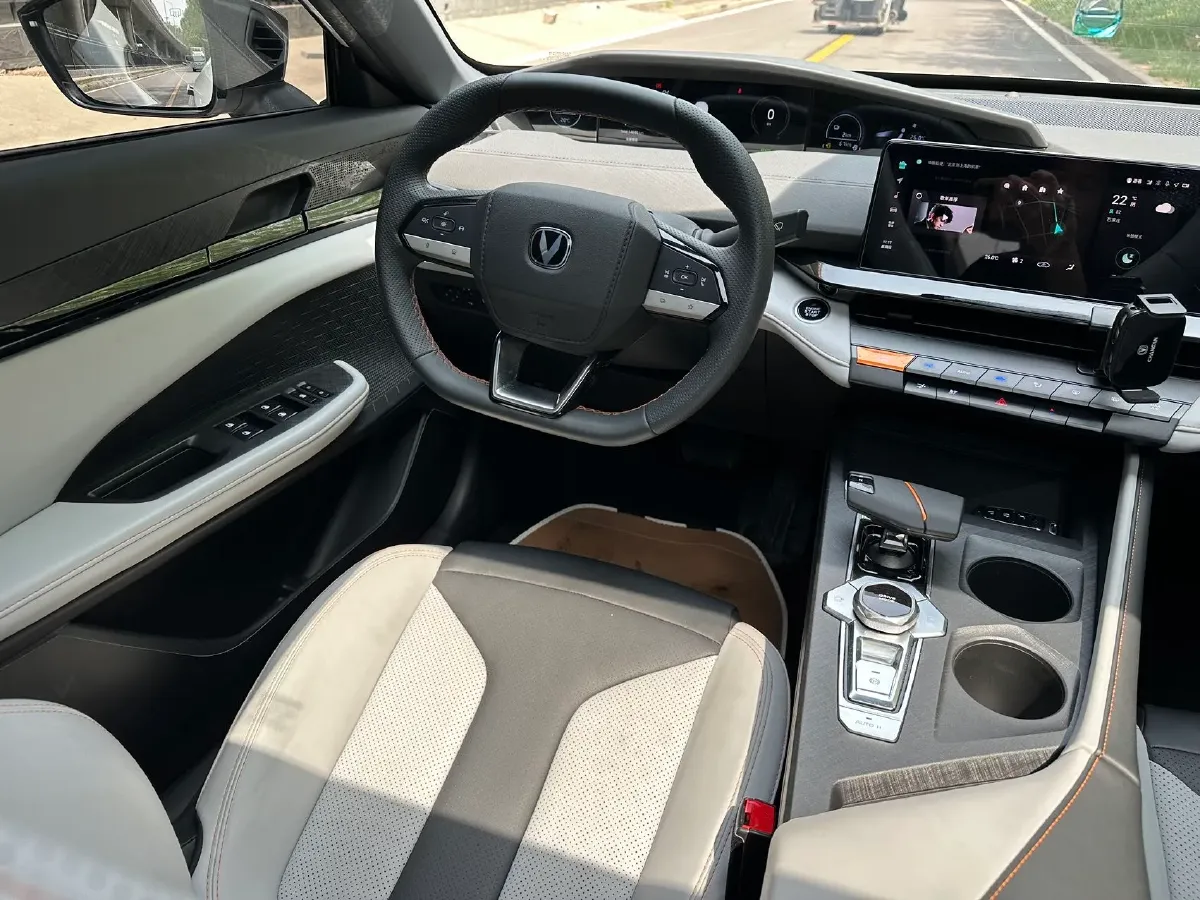 2024 ChangAn UNI-V iDD 1.5L 110HP L4 E-CVT PHEV 18.99KWH,autocango,china used car exporter,china ev exporter,chinese used car exporter,chinese used ev exporter