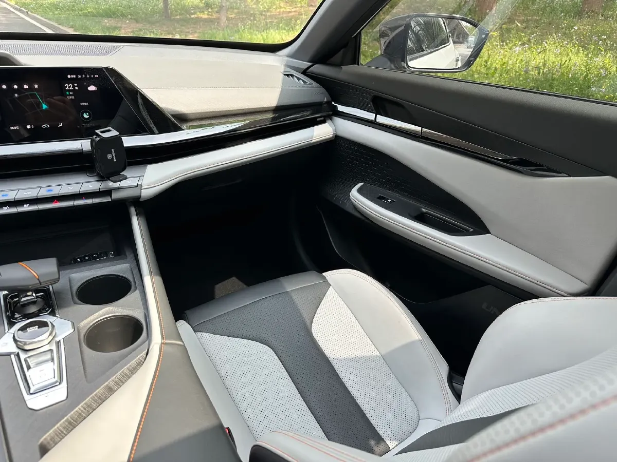 2024 ChangAn UNI-V iDD 1.5L 110HP L4 E-CVT PHEV 18.99KWH,autocango,china used car exporter,china ev exporter,chinese used car exporter,chinese used ev exporter