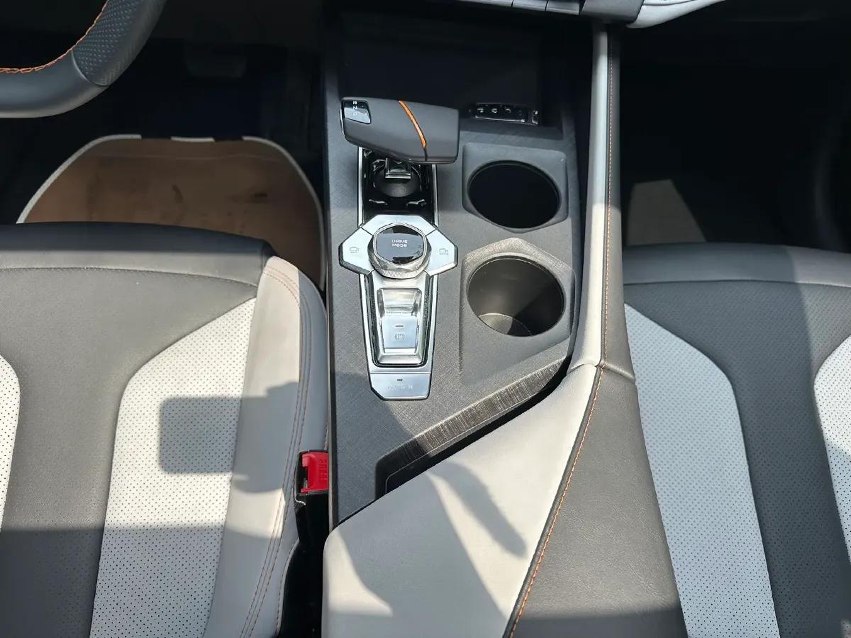 2024 ChangAn UNI-V iDD 1.5L 110HP L4 E-CVT PHEV 18.99KWH,autocango,china used car exporter,china ev exporter,chinese used car exporter,chinese used ev exporter