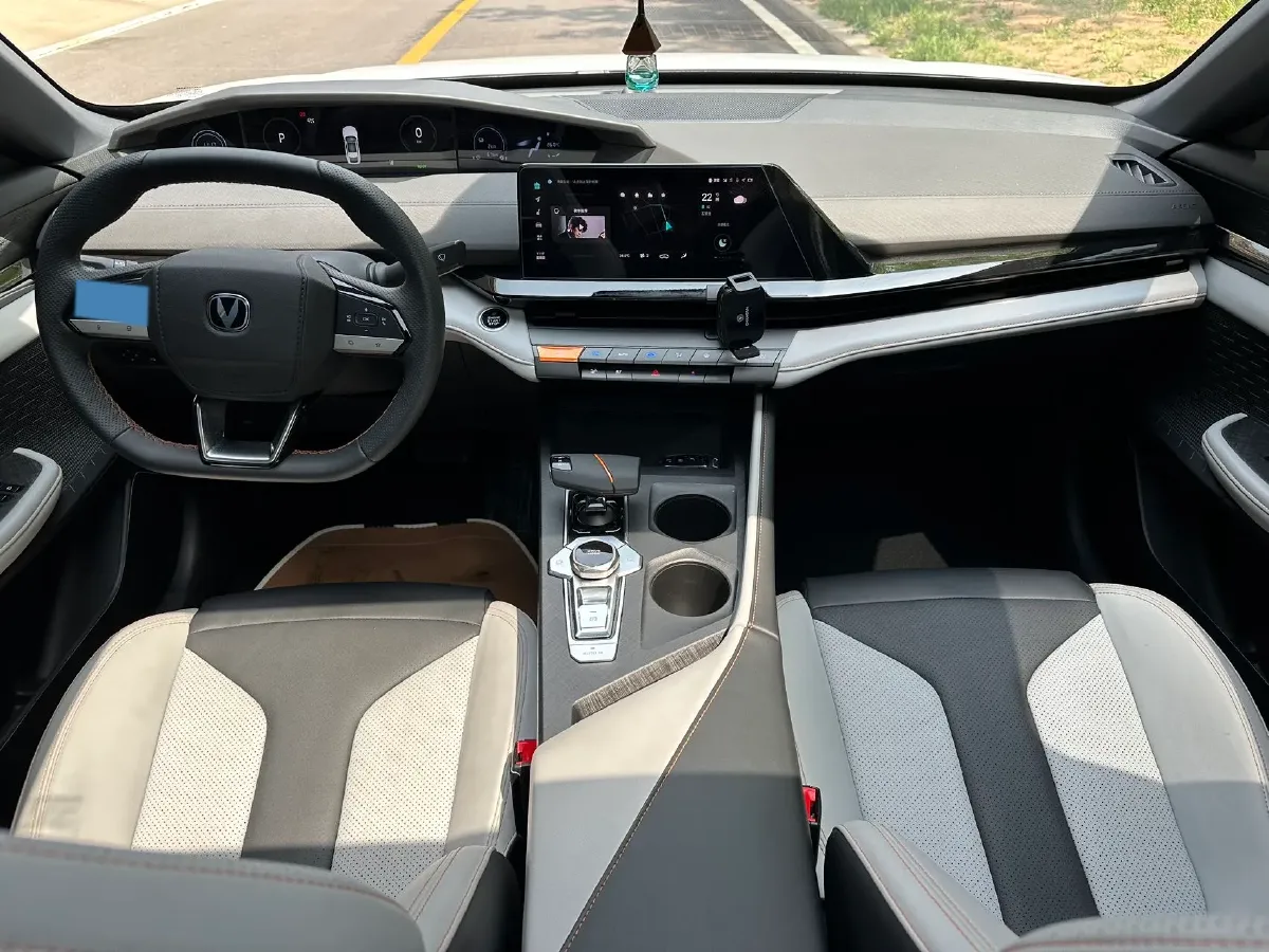 2024 ChangAn UNI-V iDD 1.5L 110HP L4 E-CVT PHEV 18.99KWH,autocango,china used car exporter,china ev exporter,chinese used car exporter,chinese used ev exporter