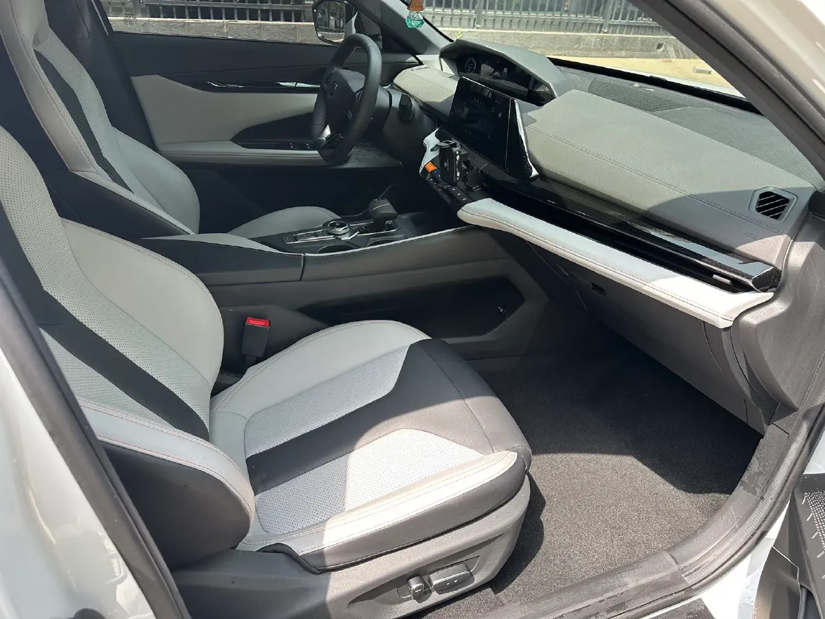 2024 ChangAn UNI-V iDD 1.5L 110HP L4 E-CVT PHEV 18.99KWH,autocango,china used car exporter,china ev exporter,chinese used car exporter,chinese used ev exporter