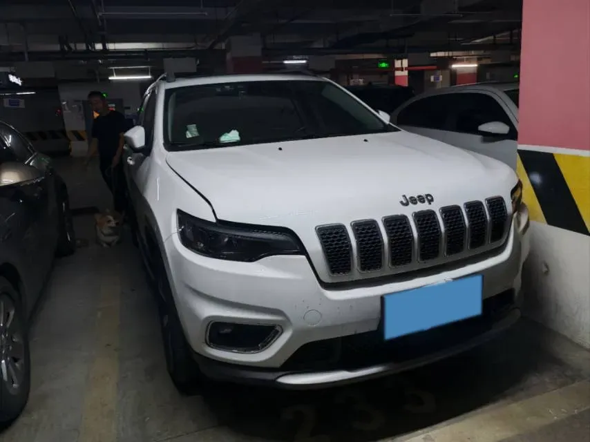 2019 Jeep Cherokee 2.0T 265HP L4 9AT,autocango,china used car exporter,china ev exporter,chinese used car exporter,chinese used ev exporter