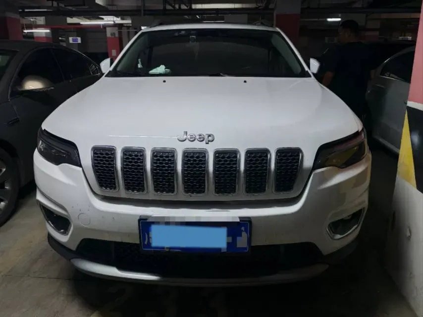 2019 Jeep Cherokee 2.0T 265HP L4 9AT,autocango,china used car exporter,china ev exporter,chinese used car exporter,chinese used ev exporter
