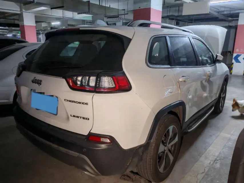 2019 Jeep Cherokee 2.0T 265HP L4 9AT,autocango,china used car exporter,china ev exporter,chinese used car exporter,chinese used ev exporter