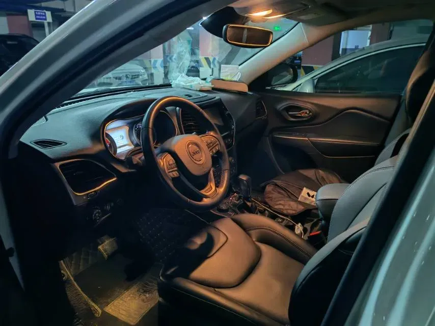 2019 Jeep Cherokee 2.0T 265HP L4 9AT,autocango,china used car exporter,china ev exporter,chinese used car exporter,chinese used ev exporter