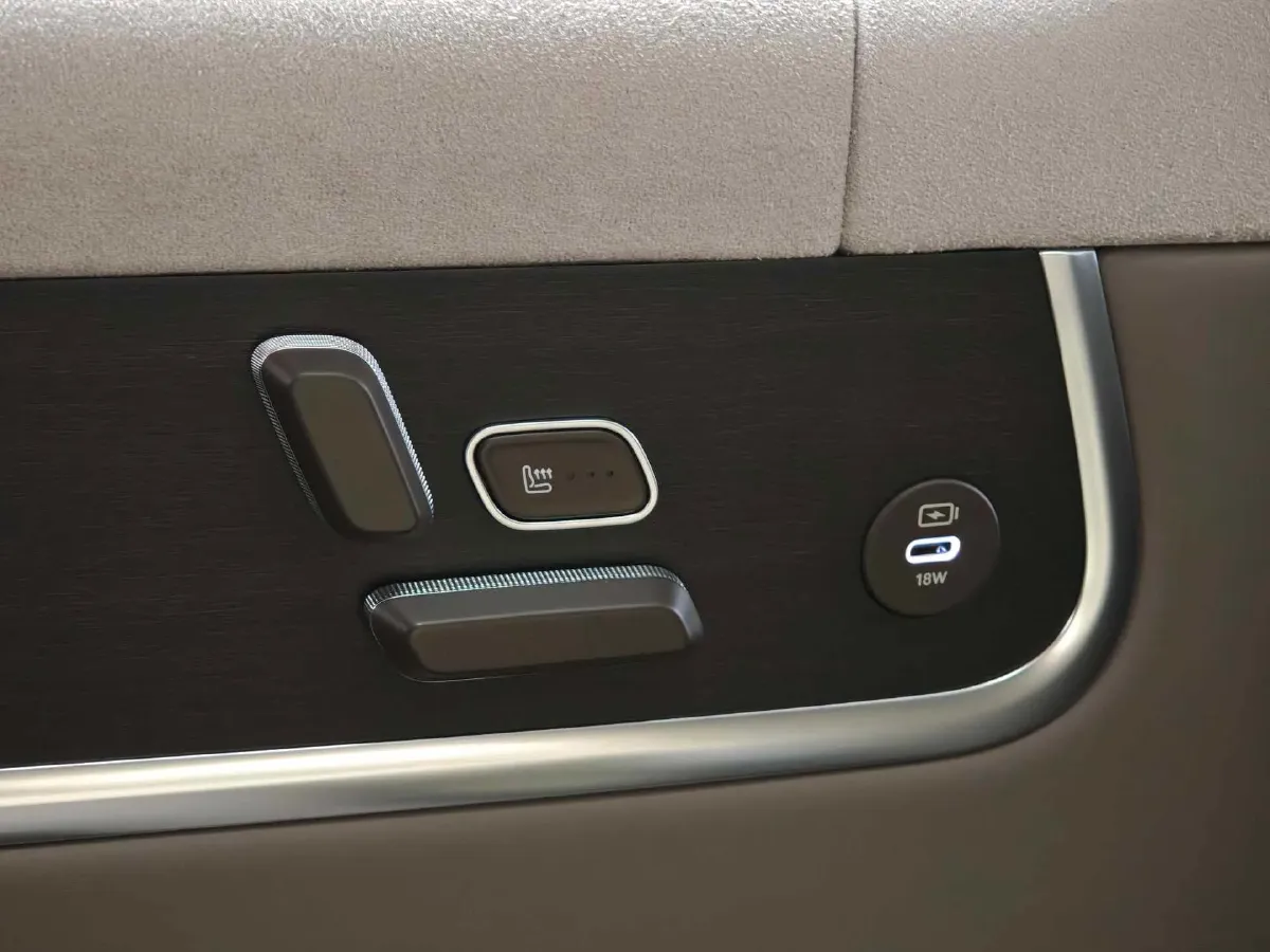 2025 AITO AITO M9 REEV 160HP REEV 52KWH,autocango,china used car exporter,china ev exporter,chinese used car exporter,chinese used ev exporter