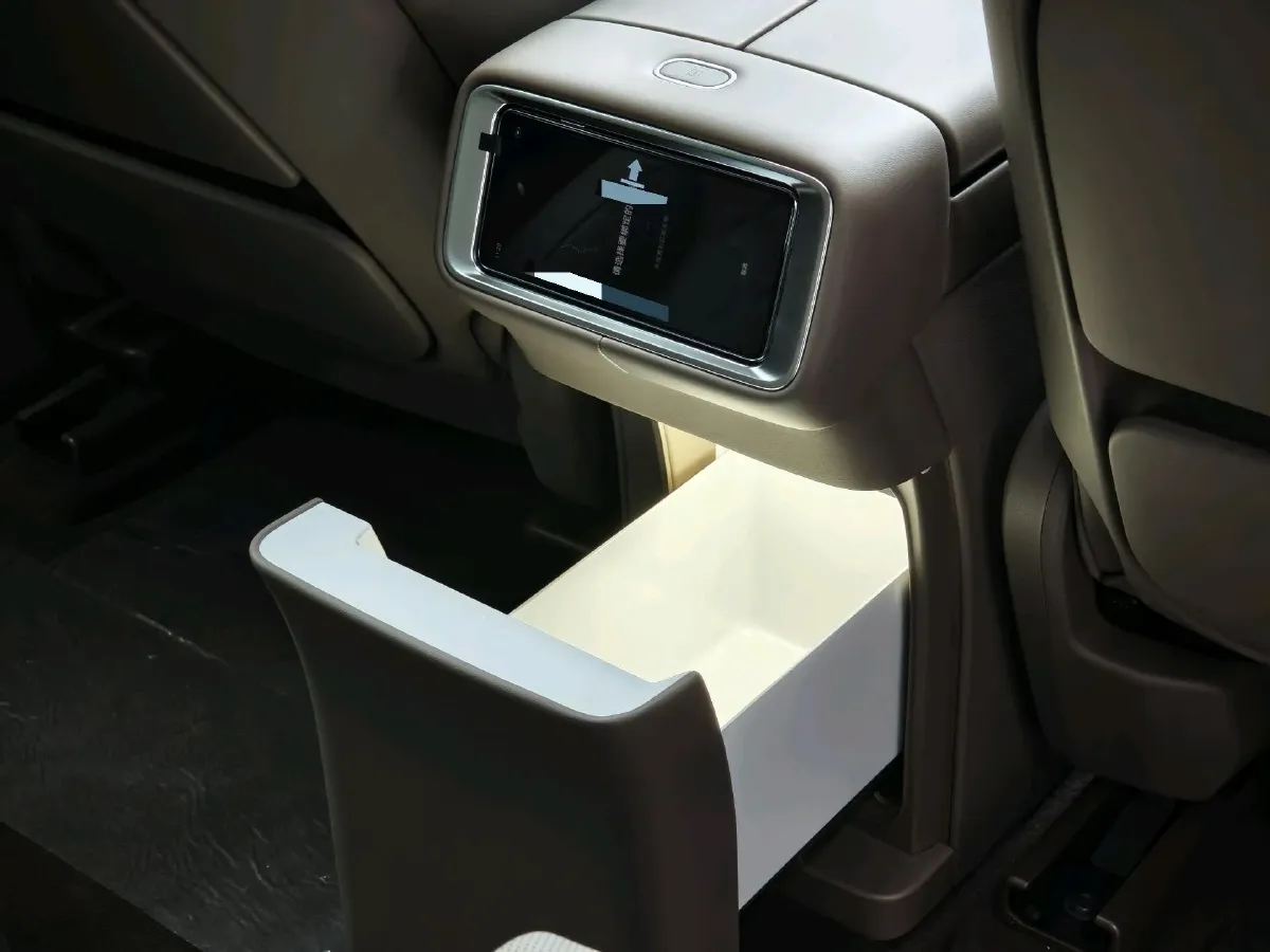 2025 AITO AITO M9 REEV 160HP REEV 52KWH,autocango,china used car exporter,china ev exporter,chinese used car exporter,chinese used ev exporter