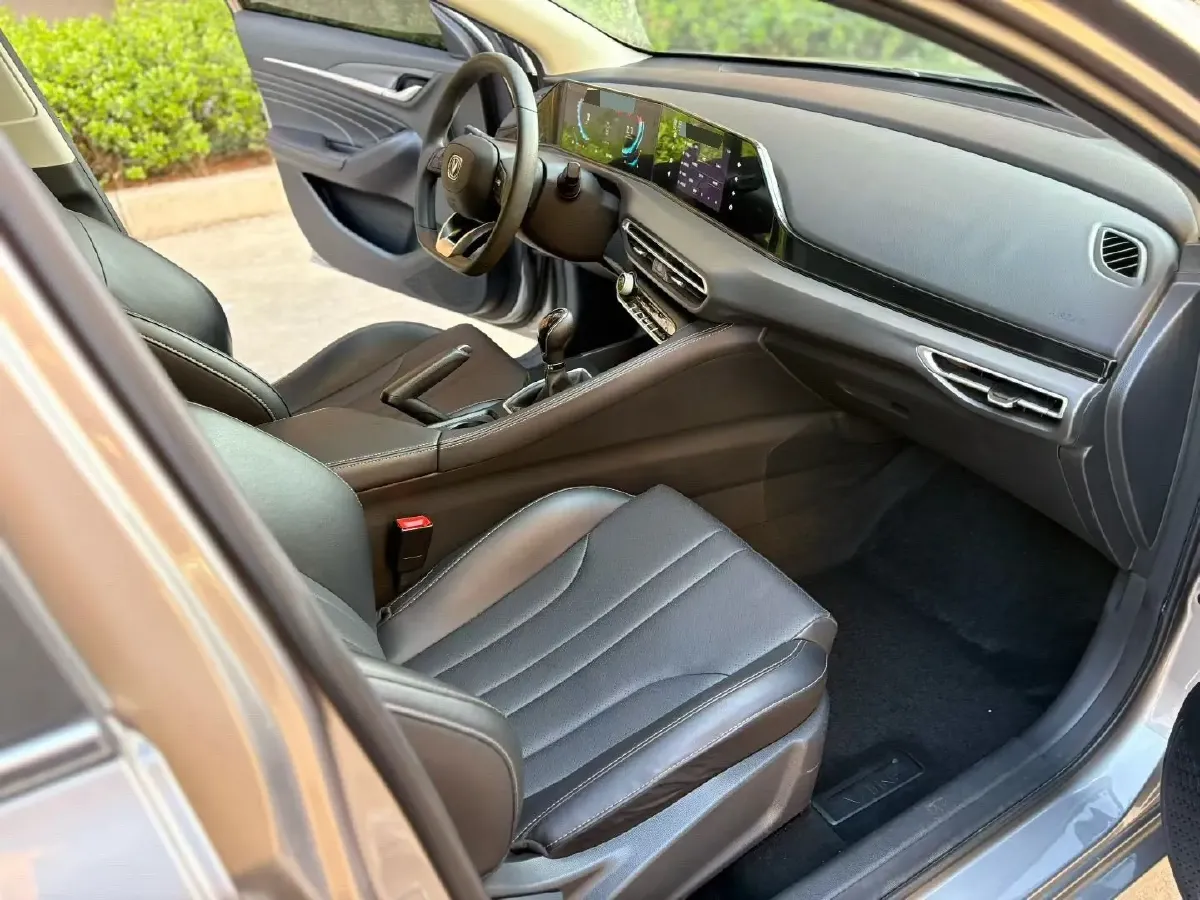 2021 ChangAn Eado 1.6L 128HP L4 5MT,autocango,china used car exporter,china ev exporter,chinese used car exporter,chinese used ev exporter