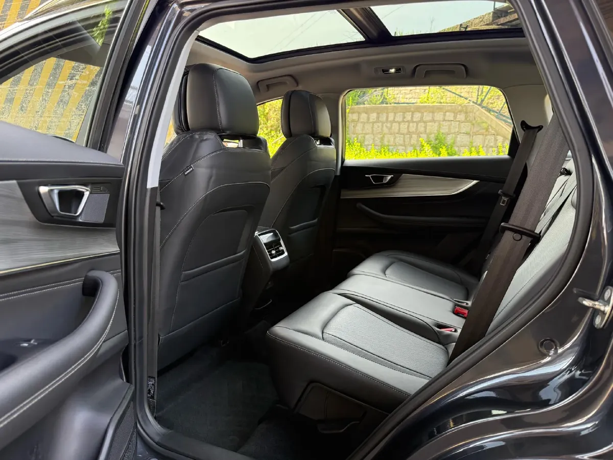 2022 Chery Tiggo 8 Plus 1.6T 197HP L4 7DCT,autocango,china used car exporter,china ev exporter,chinese used car exporter,chinese used ev exporter