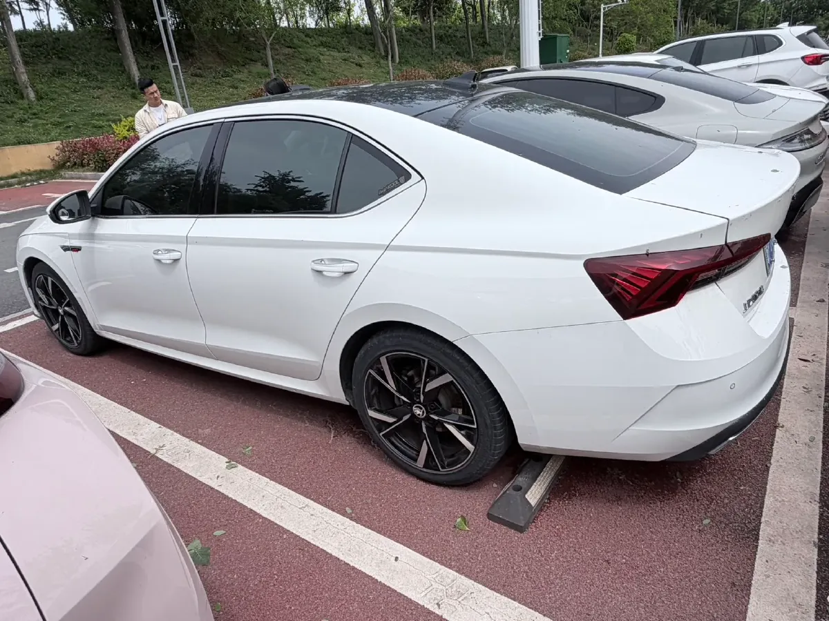 2022 Skoda Octavia 1.4T 150HP L4 7DCT,autocango,china used car exporter,china ev exporter,chinese used car exporter,chinese used ev exporter