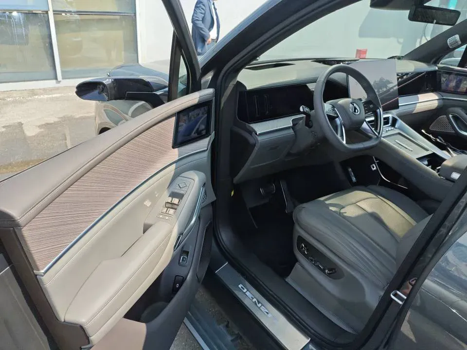 2025 Denza DenzaN9 2.0T 207HP L4 E-CVT PHEV,autocango,china used car exporter,china ev exporter,chinese used car exporter,chinese used ev exporter