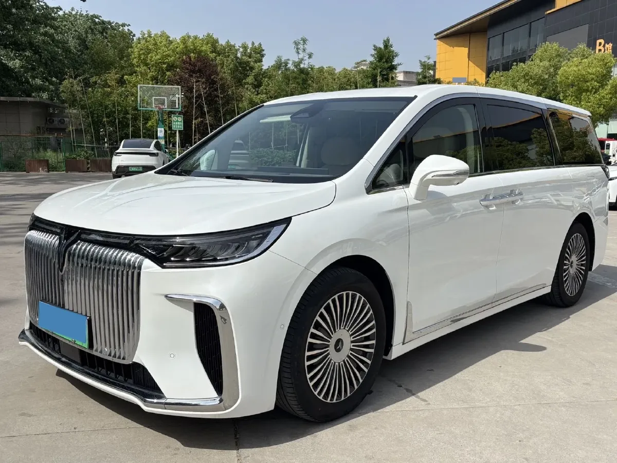 2025 Voyah Dream 1.5T 150HP L4 PHEV 41.7KWH,autocango,china used car exporter,china ev exporter,chinese used car exporter,chinese used ev exporter