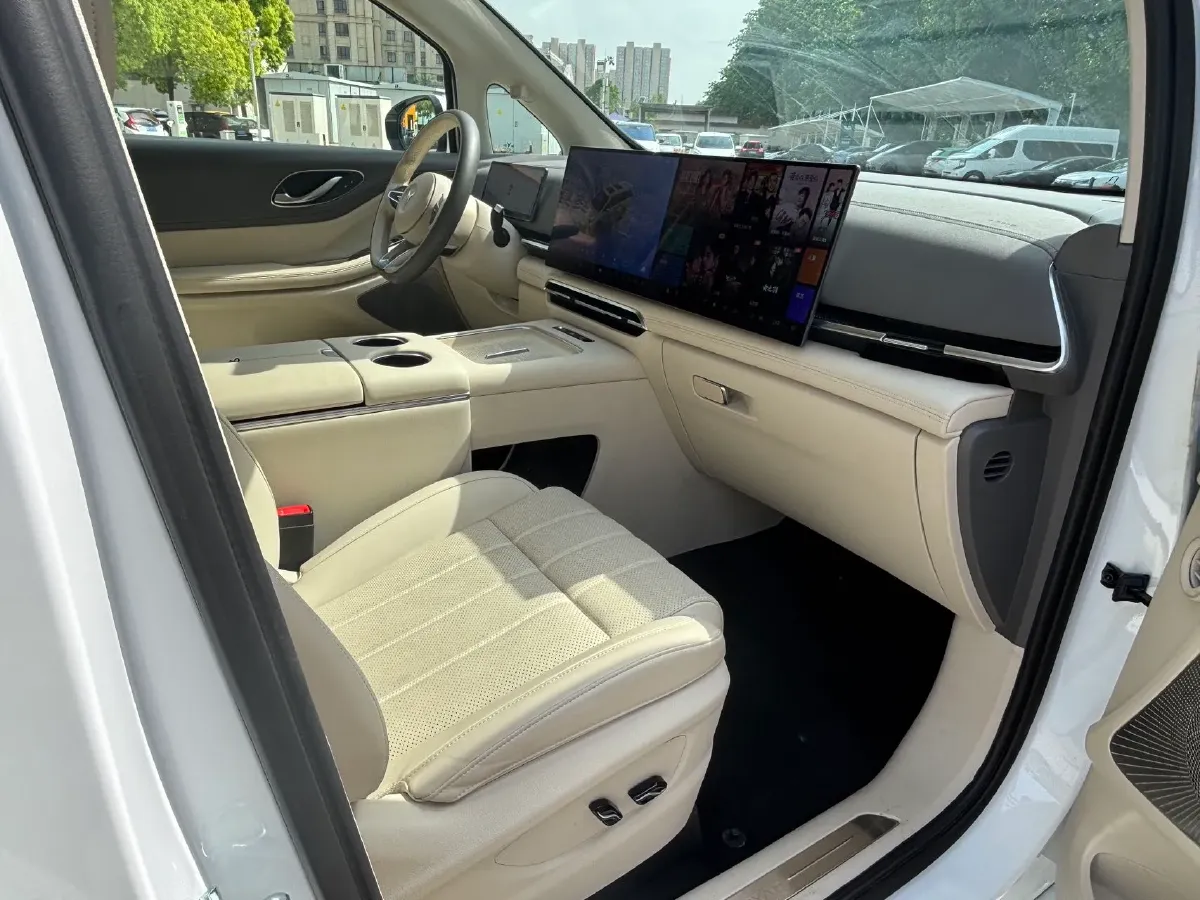 2025 Voyah Dream 1.5T 150HP L4 PHEV 41.7KWH,autocango,china used car exporter,china ev exporter,chinese used car exporter,chinese used ev exporter