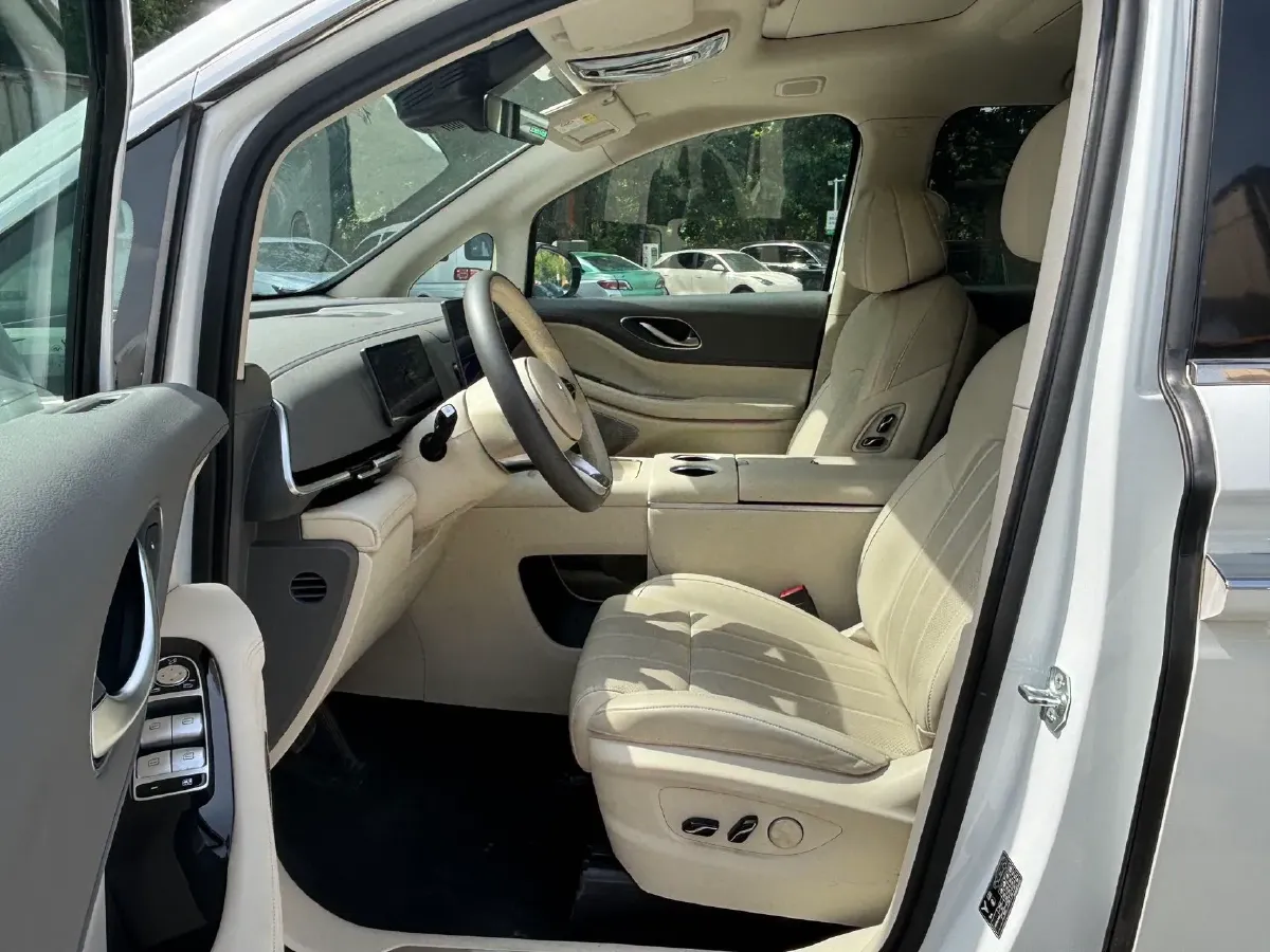 2025 Voyah Dream 1.5T 150HP L4 PHEV 41.7KWH,autocango,china used car exporter,china ev exporter,chinese used car exporter,chinese used ev exporter