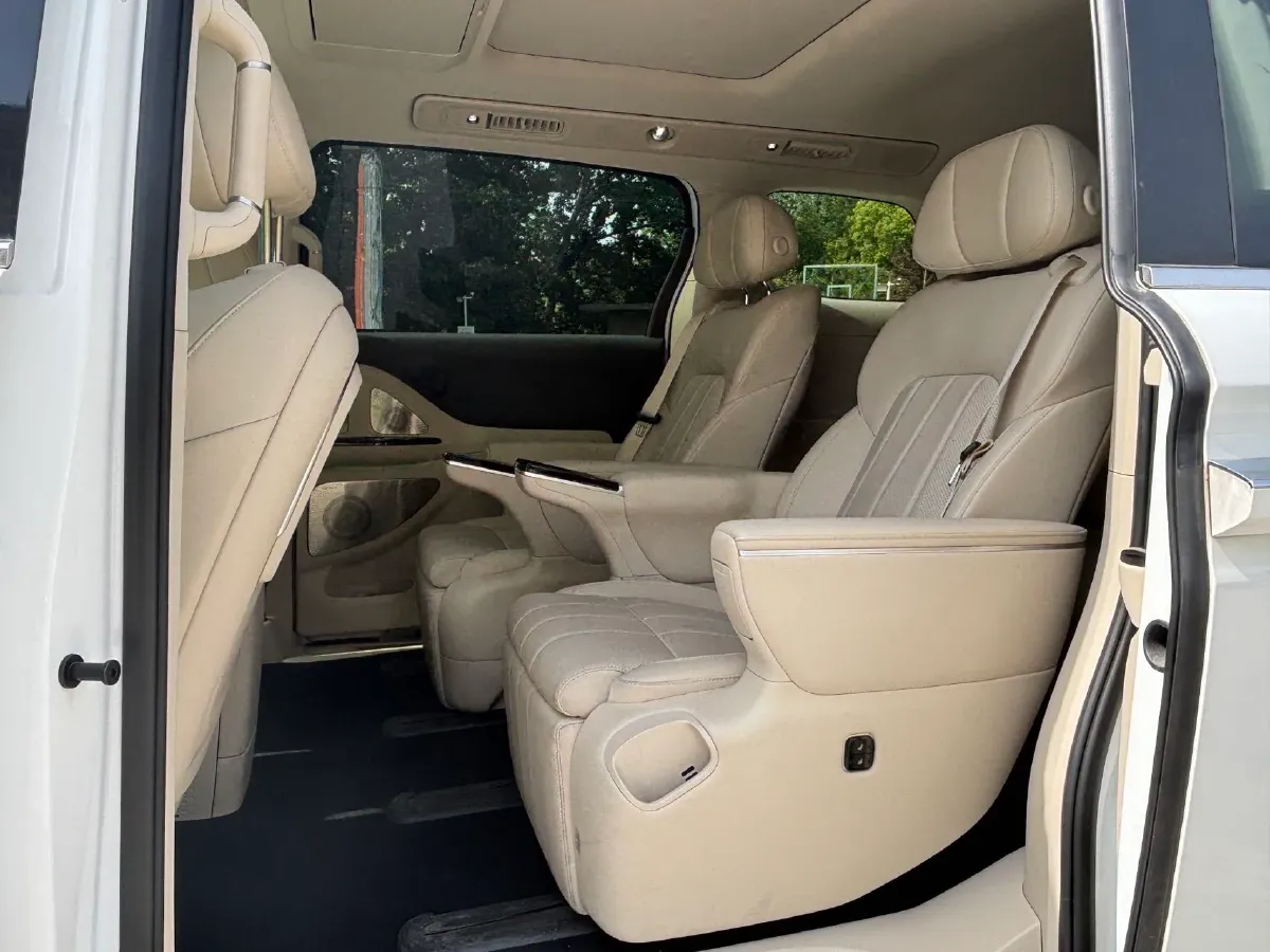 2025 Voyah Dream 1.5T 150HP L4 PHEV 41.7KWH,autocango,china used car exporter,china ev exporter,chinese used car exporter,chinese used ev exporter