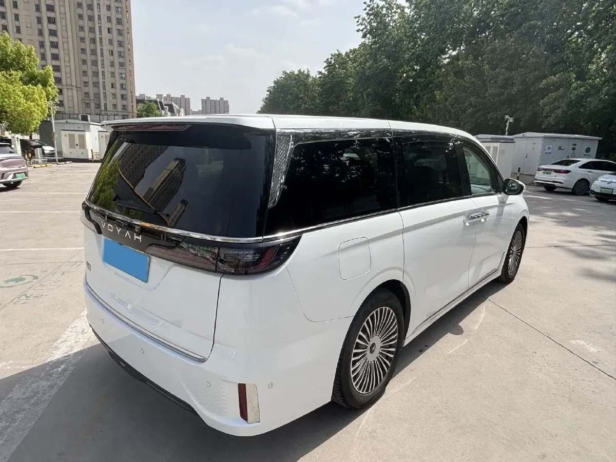 2025 Voyah Dream 1.5T 150HP L4 PHEV 41.7KWH,autocango,china used car exporter,china ev exporter,chinese used car exporter,chinese used ev exporter
