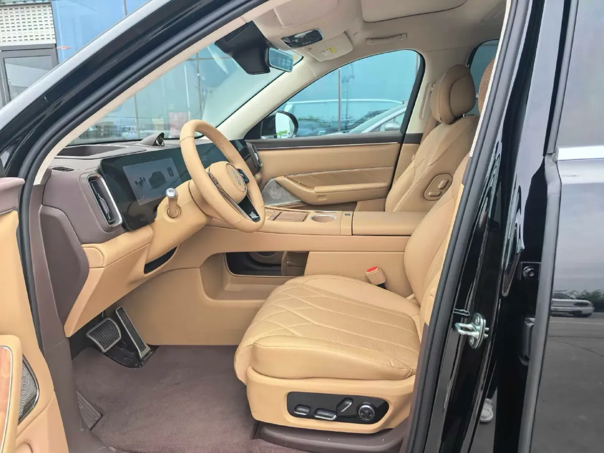 2025 AITO AITO M8 REEV 160HP REEV 53.4KWH,autocango,china used car exporter,china ev exporter,chinese used car exporter,chinese used ev exporter