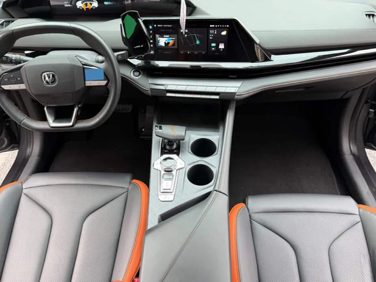 2024 ChangAn UNI-V 1.5T 188HP L4 7DCT,autocango,china used car exporter,china ev exporter,chinese used car exporter,chinese used ev exporter