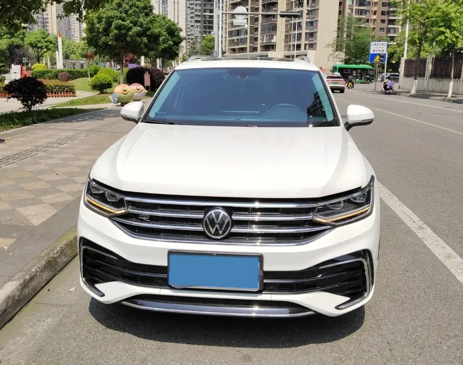 2024 Volkswagen Tiguan L 2.0T 186HP L4 7DCT,autocango,china used car exporter,china ev exporter,chinese used car exporter,chinese used ev exporter