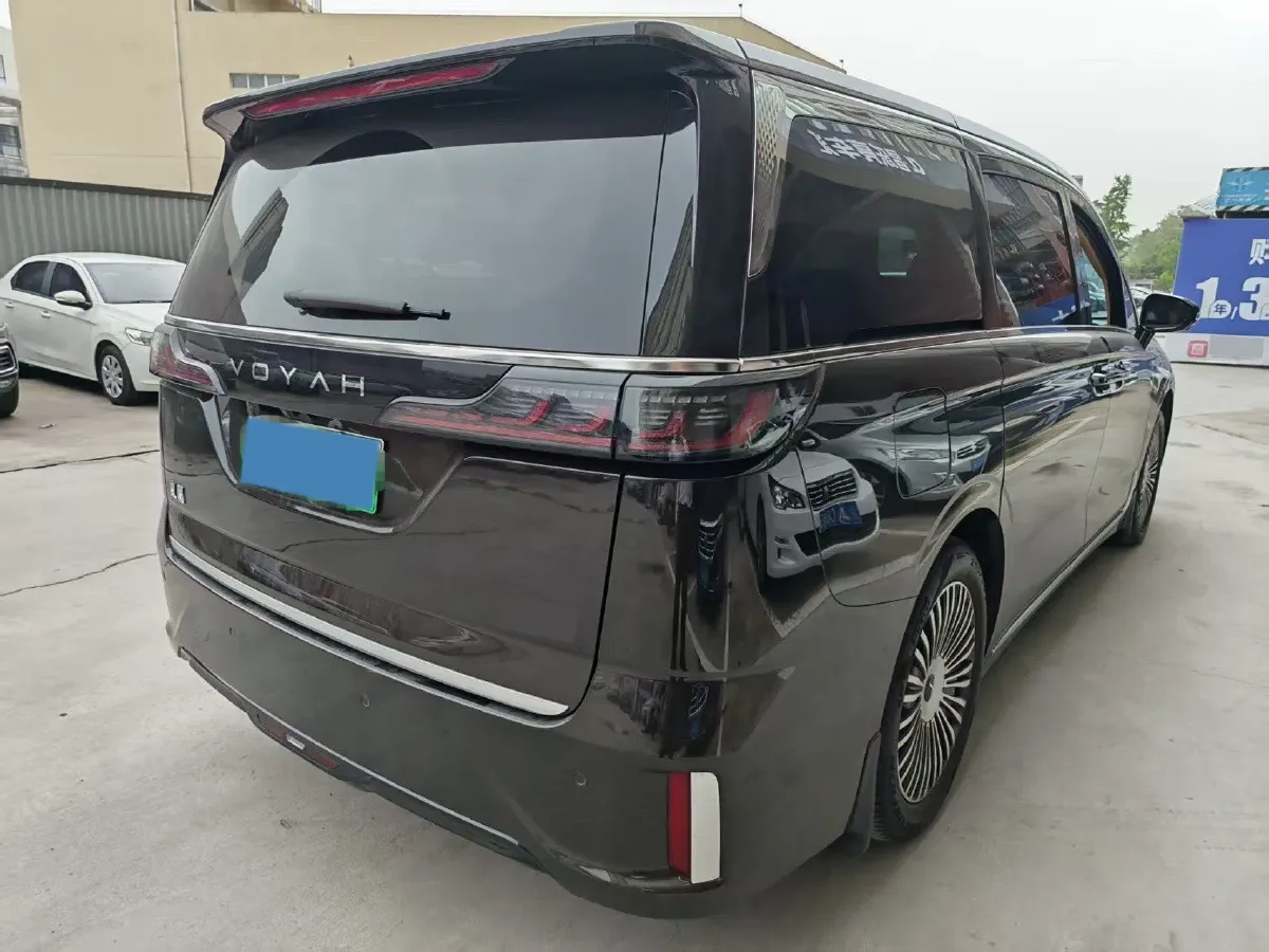 2025 Voyah Dream 1.5T 150HP L4 PHEV 41.7KWH,autocango,china used car exporter,china ev exporter,chinese used car exporter,chinese used ev exporter